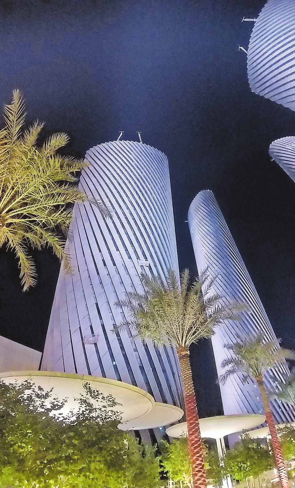 AUCH IN DEN EMIRATEN SETZT MAN AUF DEN ALLESKÖNNER ALUMINIUM: DIE LUSAIL PLAZA TOWERS MIT IHREN VIER TÜRMEN IN DER NÄHE VON DOHA, KATAR. FOTO: IAN CHARIE