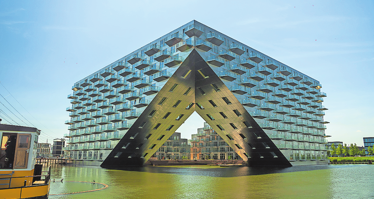 DAS SLUISHUIS VON BJARKE INGELS ARCHITEKTEN IN IJBURG, EINEM AUF KÜNSTLICHEN INSELN ERBAUTEN VIERTEI IN AMSTERDAM NIEDERLANDE. FOTO: RASMUS HJORTSHOJ