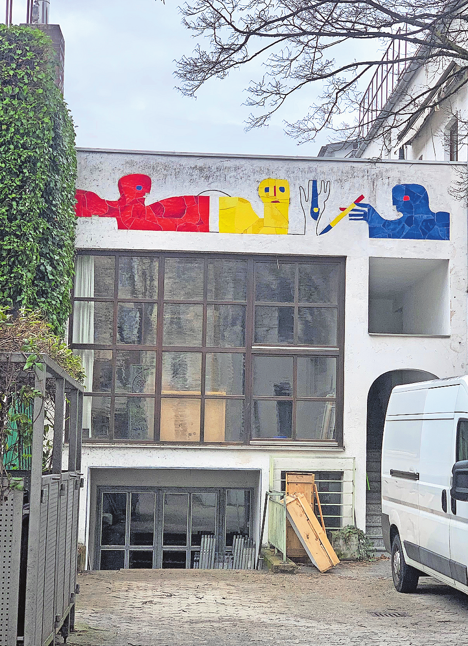 IN EINEM HINTERHOF DER MÜNCHNER SCHWINDSTRASSE FINDET SICH DER TREECK'SCHE ALTBAU MIT VIER STOCKWERKEN, DIE SICH KUNST, HANDWERK, TRADITION, GEGENWART UND ZUKUNFT WIDMEN. FOTO: FRANZISKA HORN