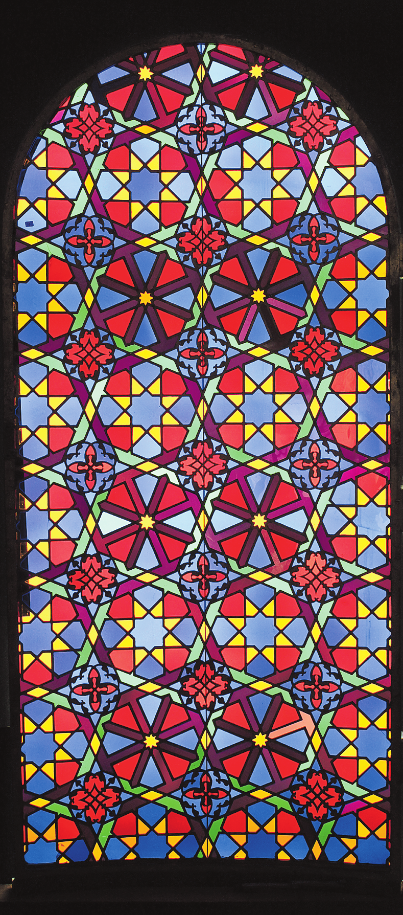 FRISCH RESTAURIERT: MOSAIK AUS BUNTEN GLASSCHEIBEN DER ORIENTALISCHEN FENSTER IM MAURISCHEN KIOSK VON SCHLOSS LINDERHOF, KÖNIGLICHE VILLA VON MÄRCHENKÖNIG LUDWIG II. FOTO: GUSTAV VAN TREECK GMBH