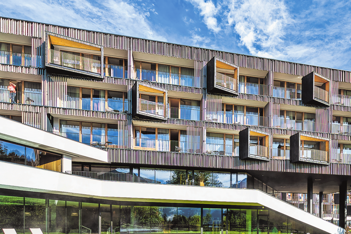 AUFFALLEND BEI DER GEBÄUDEARCHITEKTUR SIND DIE IN 45 GRAD ANGEORDNETEN LOGGIEN, DIE DER SONST GERADLINIGEN FASSADE VIELE EYECATCHER VERLEIHEN. FOTO: HOTEL FALKENSTEINER MONTAFON
