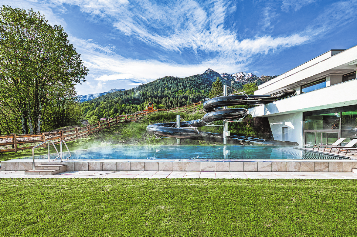 DIE GÄSTE ERWARTET EIN 1700 QUADRATMETER WELLNESS-WASSERSPASSBEREICH, DER GROSSER GERADE FÜR FAMILIEN EINE HOHE ANZIEHUNGSKRAFT AUSÜBEN DÜRFTE. FOTO: HOTEL FALKENSTEINER MONTAFON