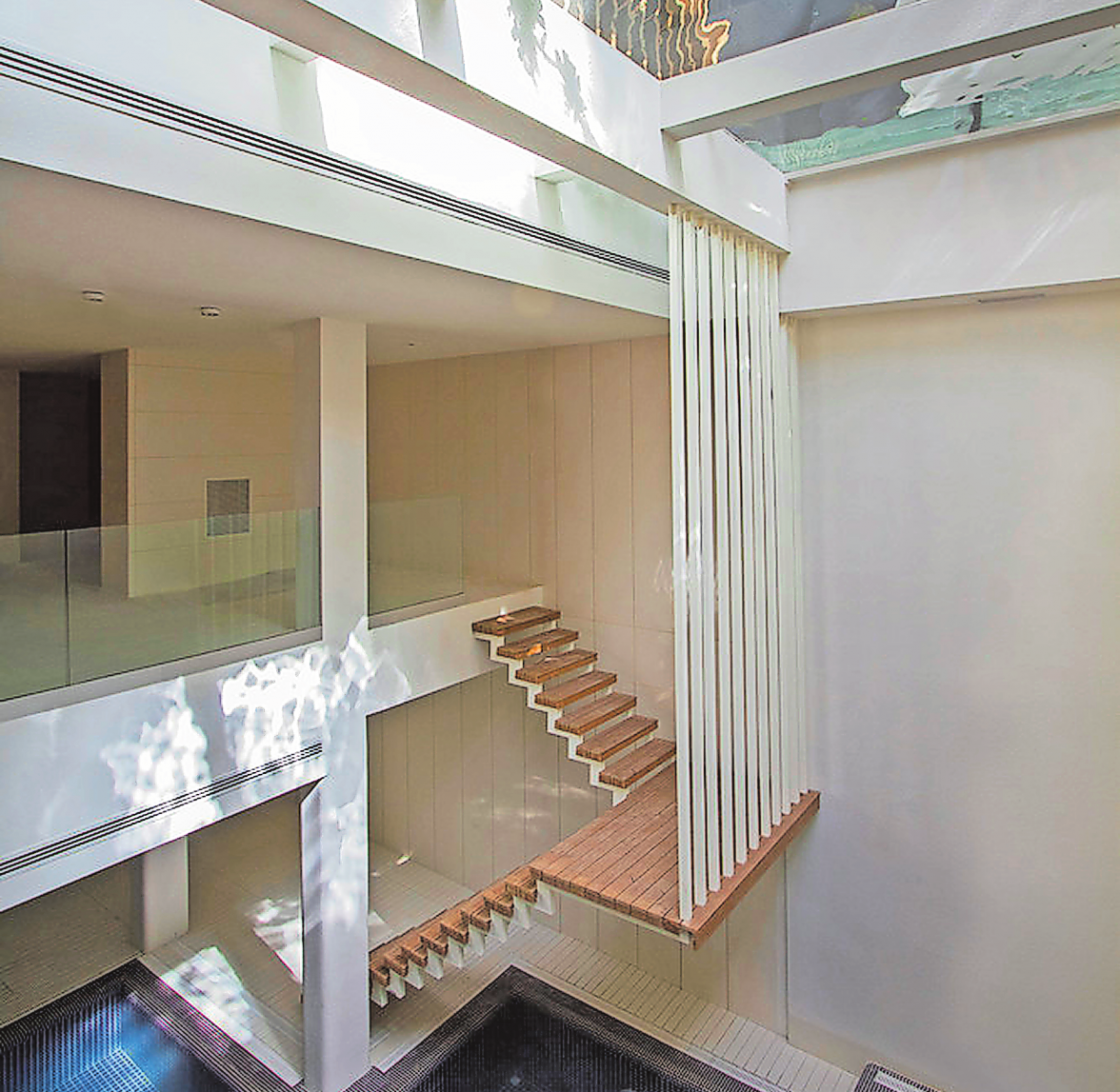 DAS SCHWIMMBAD ERFUHR MIT DER DESIGNERTREPPE EINE BESONDERE INSZENIERUNG. DER EINBLICK VON OBEN IST GESCHICKT MIT WASSER VERUNKLÄRT, KÜHLUNG INKLUSIVE.