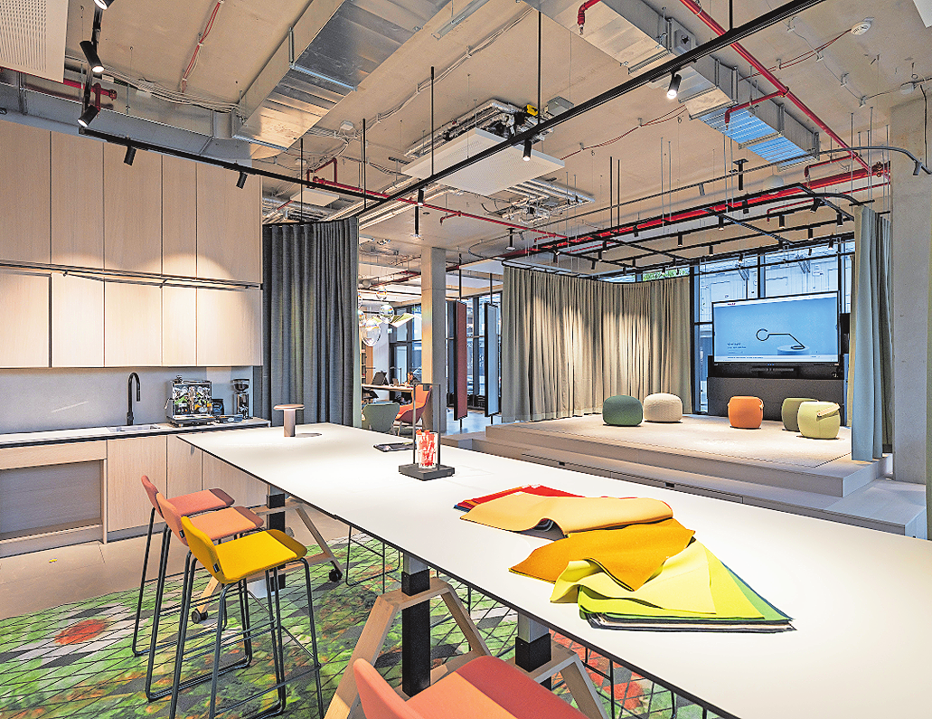DIE GESTALTUNG DER MULTIFUNKTIONALEN RÄUMLICHKEITEN IDX ÜBERNAHM DAS BÜRO JOI-DESIGN AUS HAMBURG.