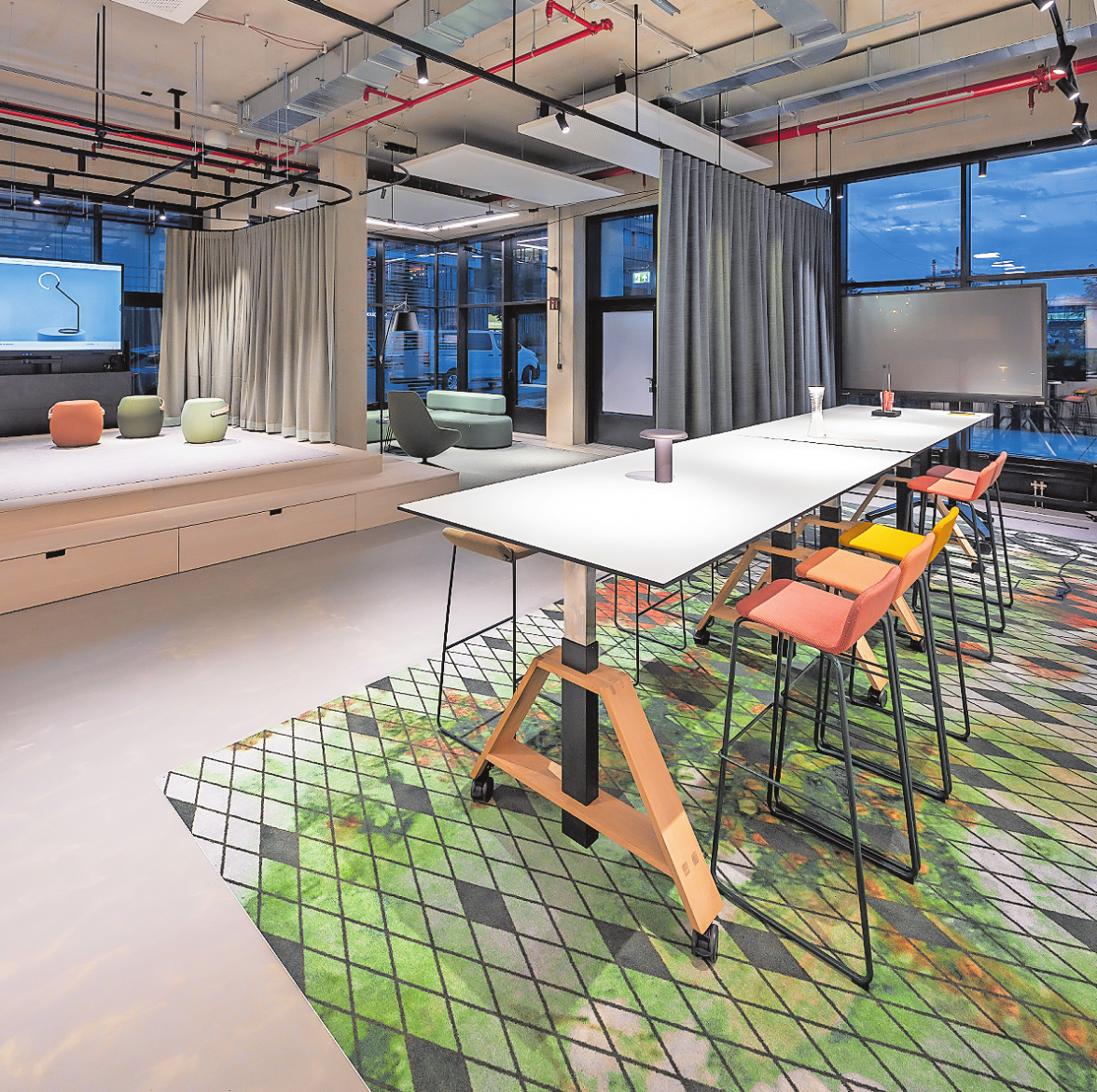 BÜHNE FREI FÜR NEUE IDEEN: DER NEUE SHOWROOM VON ARTEMIDE, EGE CARPETS UND GABRIEL EIGNET SICH PERFEKT FÜR EVENTS UND MEHR.