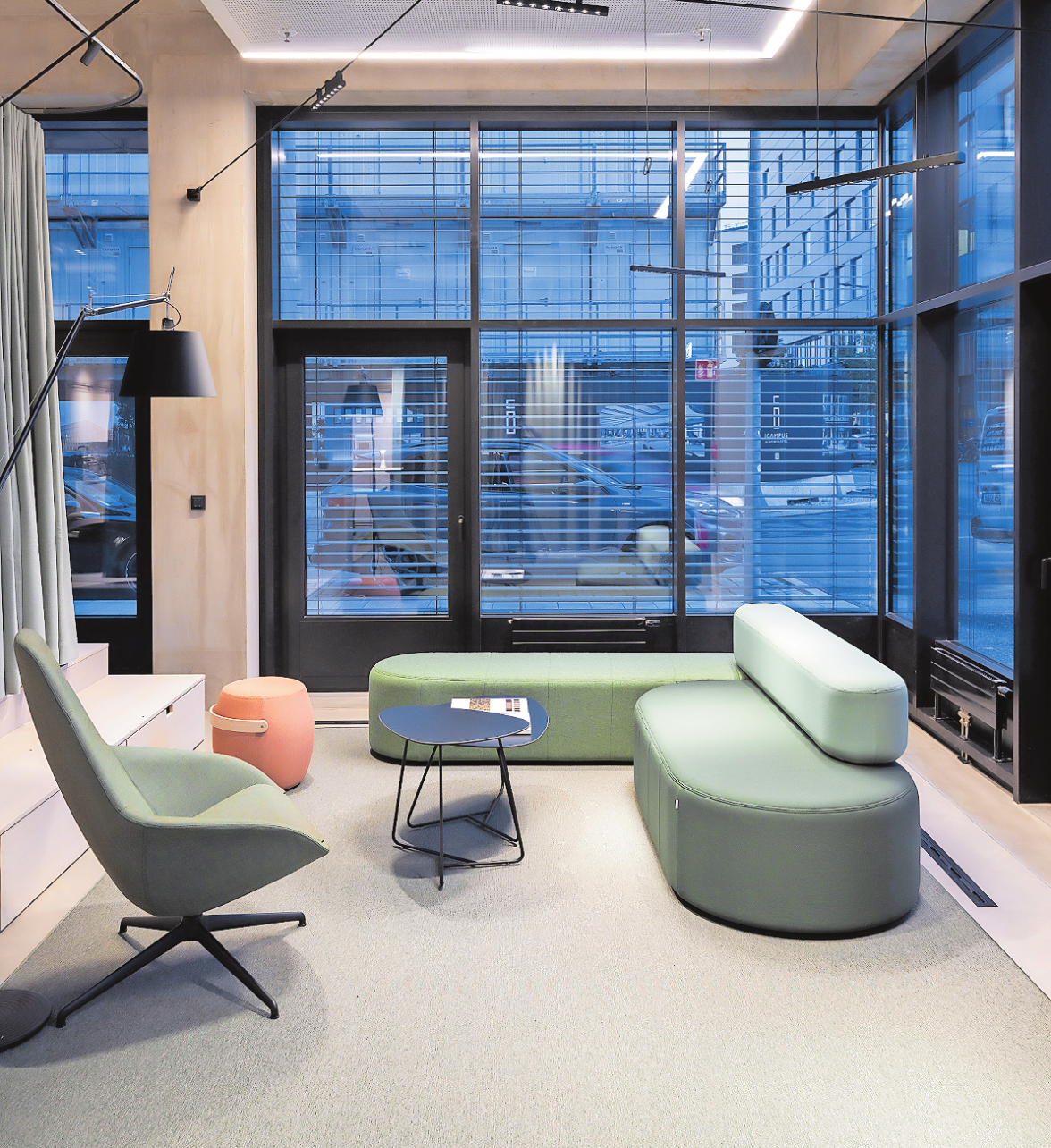 AUCH LOUNGEPLÄTZE GIBT ES IM IDX. FOTOS: IDX BY ARTEMIDE EGE CARPETS GABRIEL