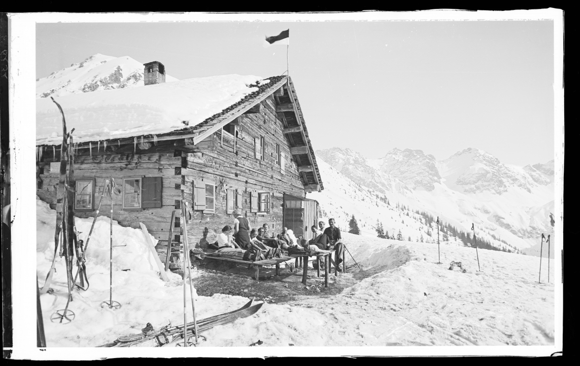 ZEITGLEICH MIT DEN SKI HEIL IM KLEINWALSERTAL HÖLZERNEN BRETTERN WURDE DIE SKIHÜTTE, DAS SKIHASERL, DER URLAUB IM SCHNEE ERFUNDEN.
