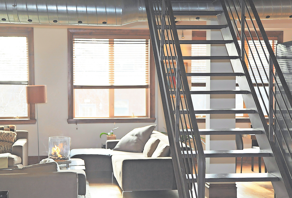 DIE INNEN LIEGENDE TREPPE IST IN MAISONETTE-WOHNUNGEN EIN ZENTRALES GESTALTUNGSELEMENT. FOTO: PIXABAY