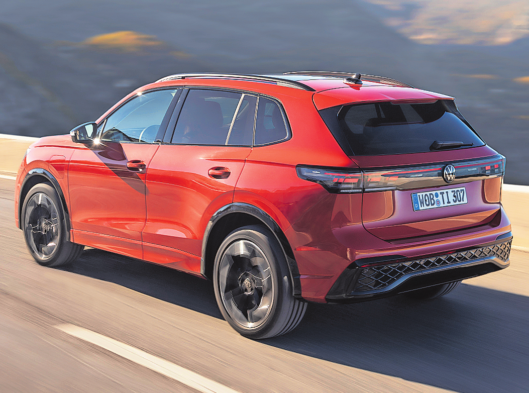 Einer fängt an, die anderen folgen. Das durchgehende Leuchtenband im Heck hat jetzt auch der VW Tiguan. So wie Audi oder Porsche und neuerdings auch Skoda. Fotos: VW
