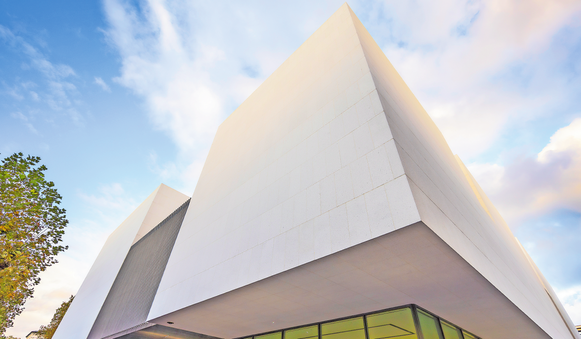 BLAUER HIMMEL BRINGT DEN KORPUS DES MUSEUMSGEBÄUDES GERADEZU ZUM LEUCHTEN.