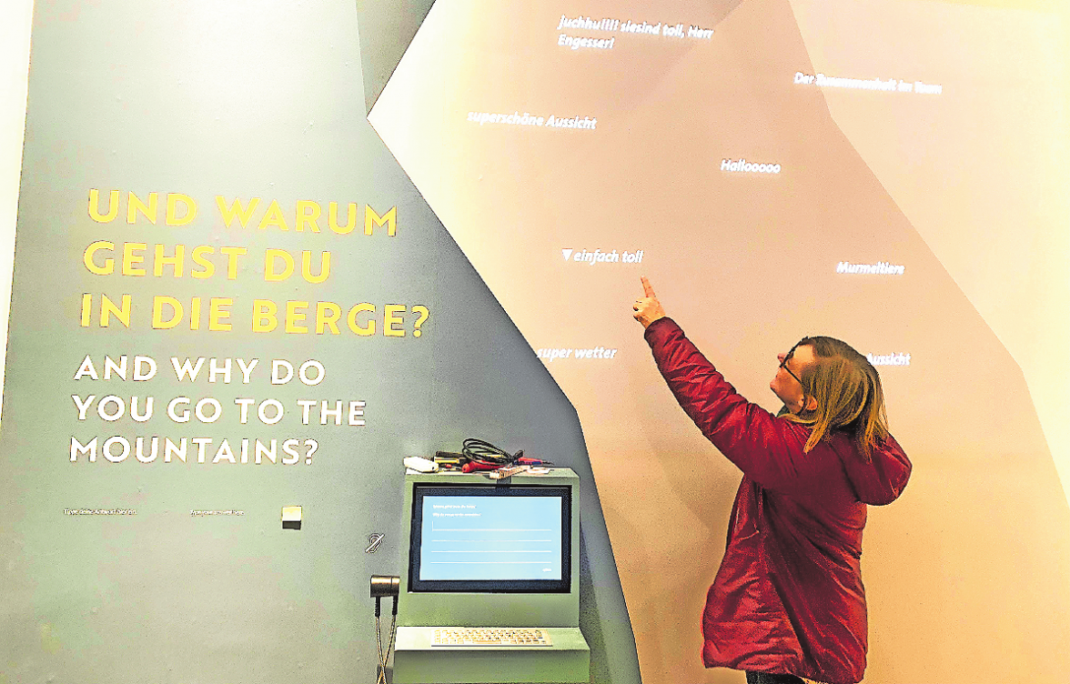 DIREKTORIN DES ALPINEN MUSEUMS: FRIEDERIKE KAISER ZEIGT DAS DIGITALE BERGBUCH IN DER NEUEN DAUERAUSSTELLUNG IM ERDGESCHOSS.