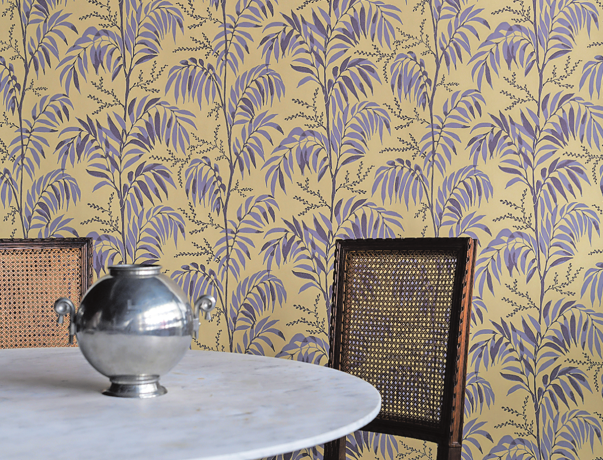 LEISE RASCHELNDE BLÄTTER IM WIND: DAS TAPETEN MUSTER „CASABLANCA AFTERNOON“ IN BLAU UND CREME ENTWARF DIE DESIGNERIN FÜR DEN SCHWEDISCHEN HERSTELLER L Å N G E L I D. FOTO: EMMA VON BROMSSEN