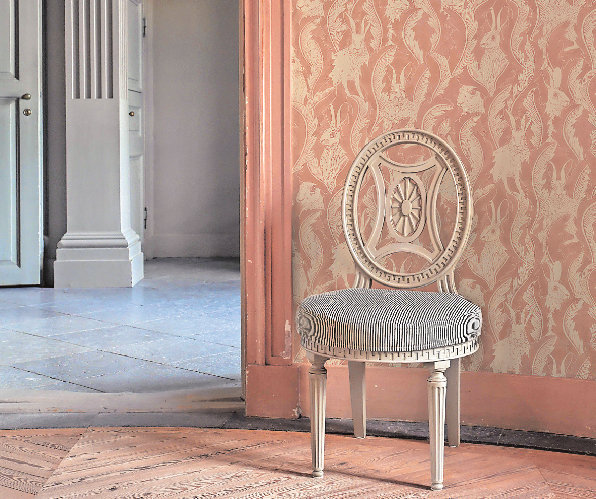 IMMER AN DER WAND LANG: AUCH IN DER FARBSTELLUNG ROSA MIT CREME MACHEN DIE HÄSCHEN EINE GUTE FIGUR IM SALON. FOTO: EMMA VON BROMSSEN