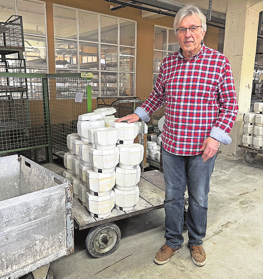 Roland Wende vor Gipsformen im Erbendorfer Seltmann-Werk. Foto: Rubow