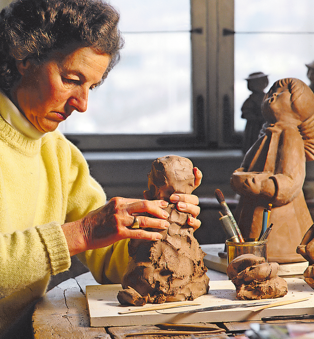 THUNS MUTTER LENE BEIM FORMEN DES PROTOYPS DES„BOZNER ENGELS“, WELCHER IN SERIE GING UND DAS ERFOLGREICHE KERAMIK-UNTERNEHMEN DER FAMILIE MITBEGRÜNDETE. FOTO: MATTEO THUN & PARTNERS