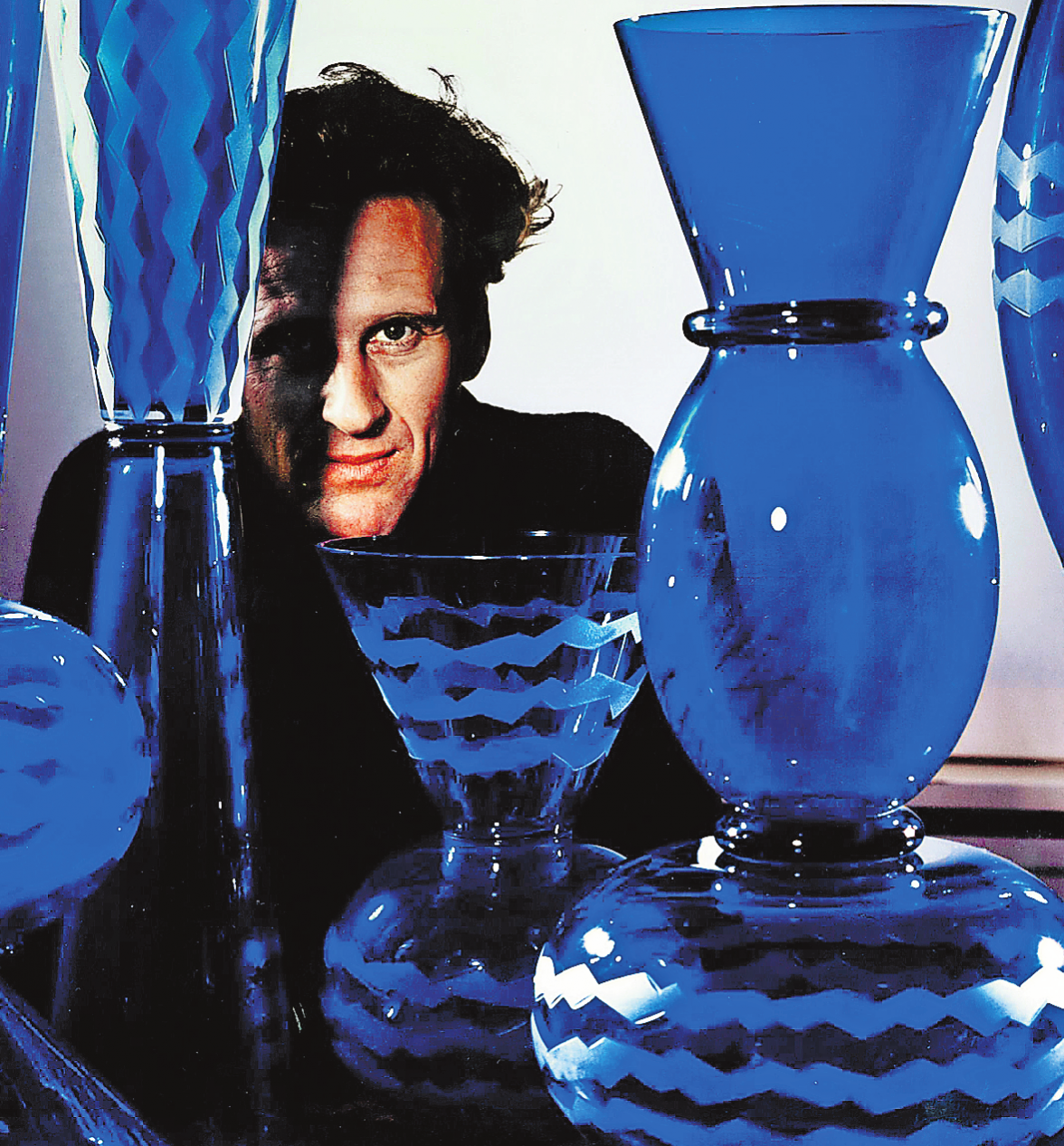 DIE „LA RINASCIMENTO-KOLLEKTION“ FÜR TIFFANY & CO - SKULPTURALE KRISTALLVASEN AUS GEOMETRISCHEN FORMEN IN VERSCHIEDENEN BLAUFÄRBUNGEN UND MUSTERN. FOTO: MATTEO THUN & PARTNERS