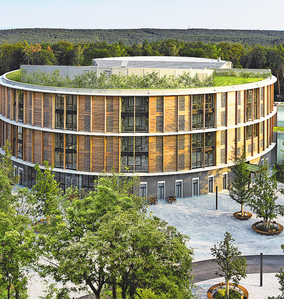 HOTELKOMFORT FÜR EIN STÄDTISCHES KRANKENHAUS: DIE VON THUN & PARTNERS GEPLANTEN WALDKLINIKEN EISENBERG IN LEIPZIG, EINER FÜHRENDEN ORTHOPÄDIE-FACHKLINIK IN DEUTSCHLAND. FOTO: MATTEO THUN & PARTNERS