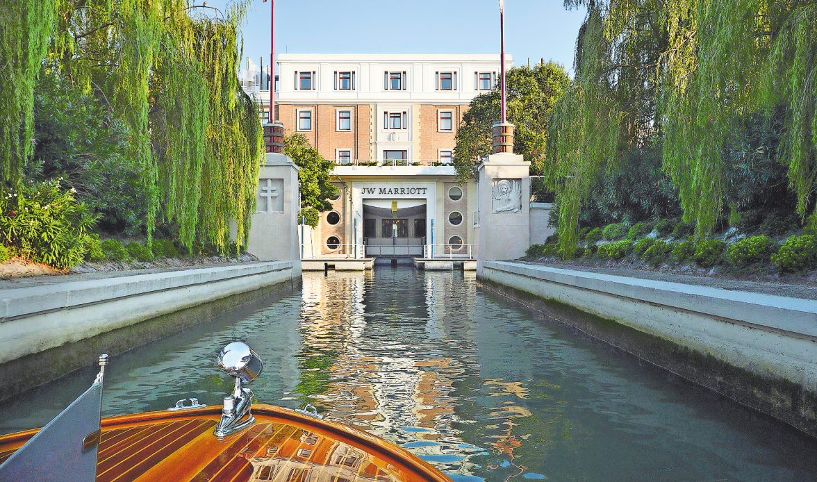 DAS „JW MARRIOTT VENICE RESORT & SPA“ AUF DER ISOLA DELLE ROSE VOR VENEDIG: LUXURIÖSES HOTELRESORT MIT 266 ZIMMERN UND BLICK AUF DIE LAGUNE DER SERENISSIMA. FOTO: MATTEO THUN & PARTNERS