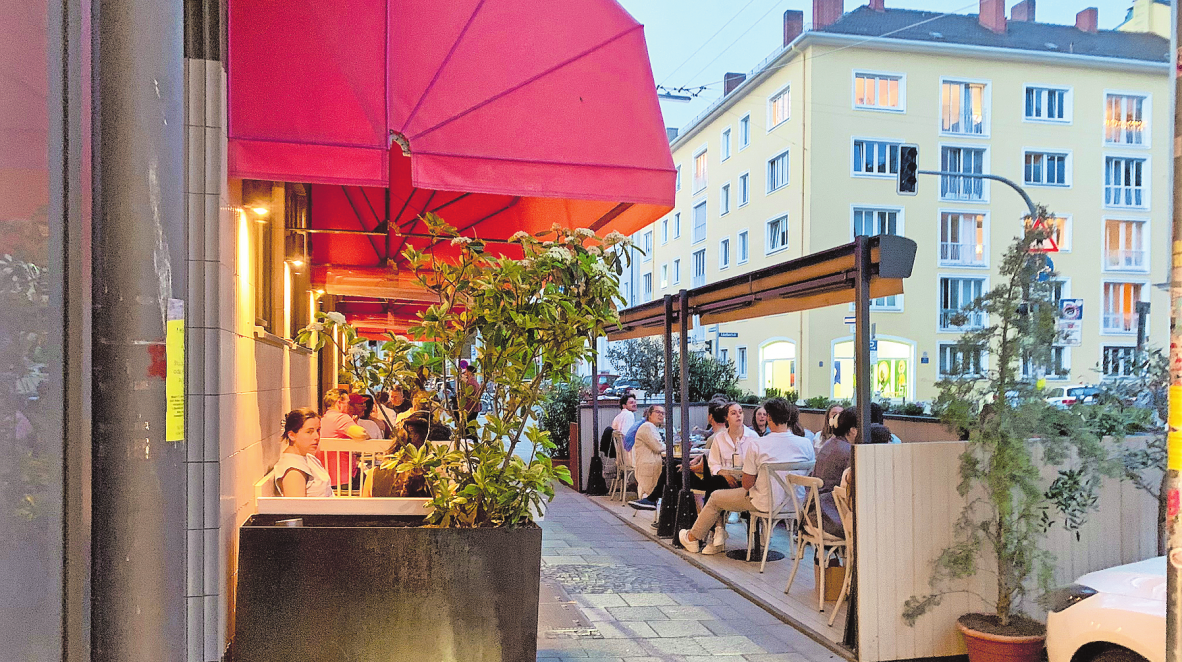 BEGRÜNT, DER STRASSE ABGETROTZT, MIT ITALO-AMBIENTE: DA SCHMECKT DIE PASTA IM SCHANIGARTEN DER „TRATTORIA SUPERNOVA“ IN DER TÜRKENSTRASSE NOCHMAL SO GUT.