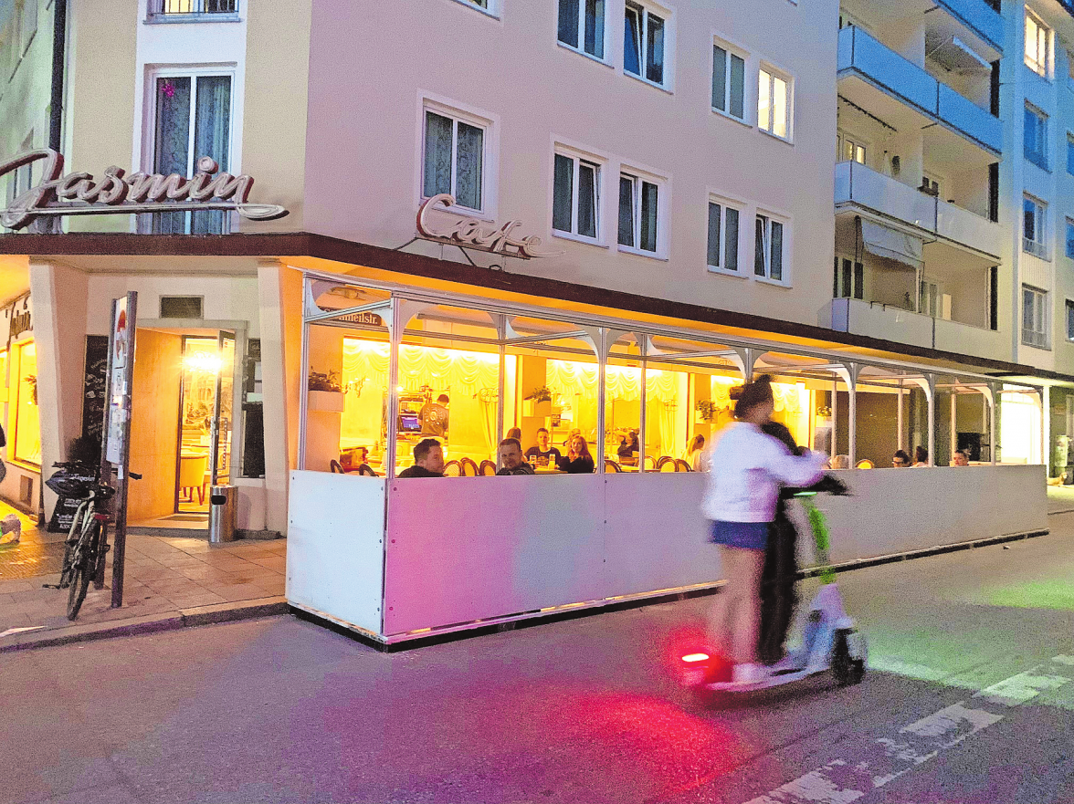 DAS SEHEN-UND-GESEHEN-WERDEN GEHÖRT AUCH DAZU: DIESER FREISITZ ERWEITERT DIE SCHANKFLÄCHEN DES KULT-CAFÉS „JASMIN“ AN DER ECKE AUGUSTEN- UND STEINHEILSTRASSE.