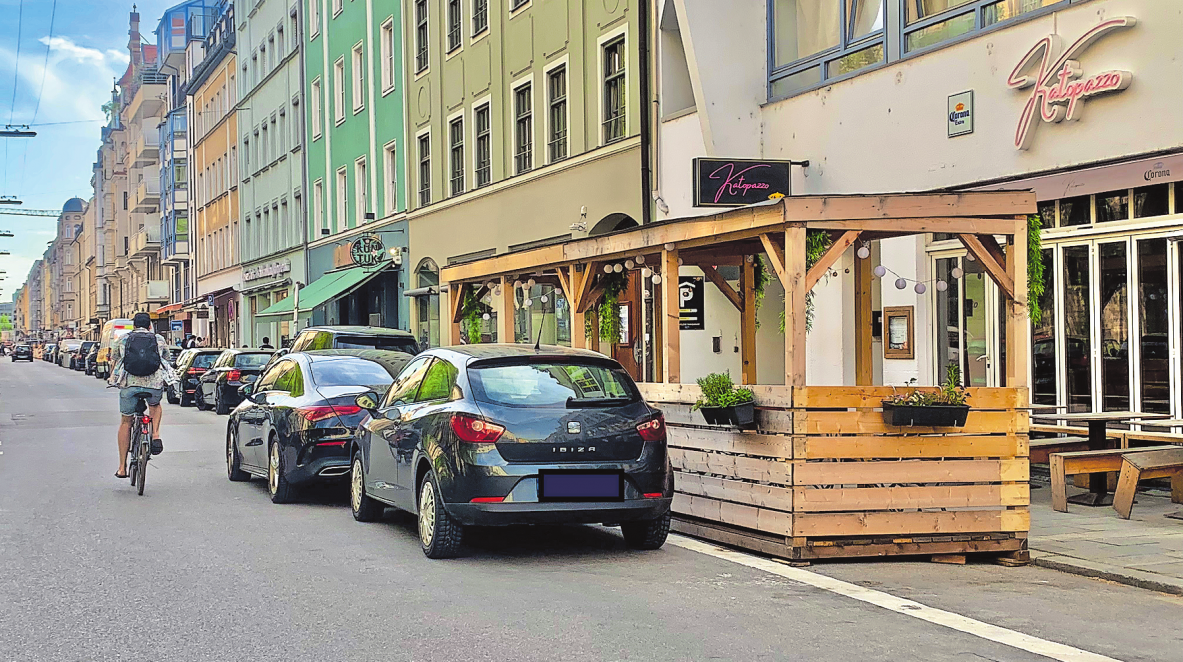 PODEST MIT DACH UND GELÄNDER: SO PRÄSENTIERT SICH DIESER GASTRONOMISCHE AUSSENRAUM DES RESTAURANTS KATOPAZZO IN DER AMALIENSTRASSE, MAXVORSTADT.