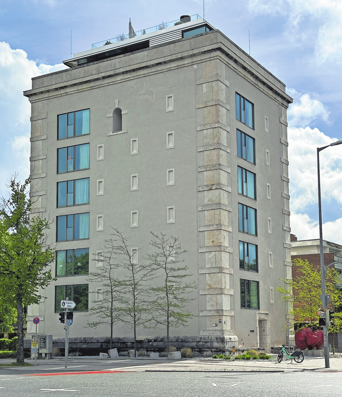 AUF DEN DENKMALGESCHÜTZTEN BUNKER IN DER MÜNCHNER UNGERERSTRASSE WURDE EIN EXKLUSIVES PENTHOUSE GEBAUT. FOTO: W. SEIPP