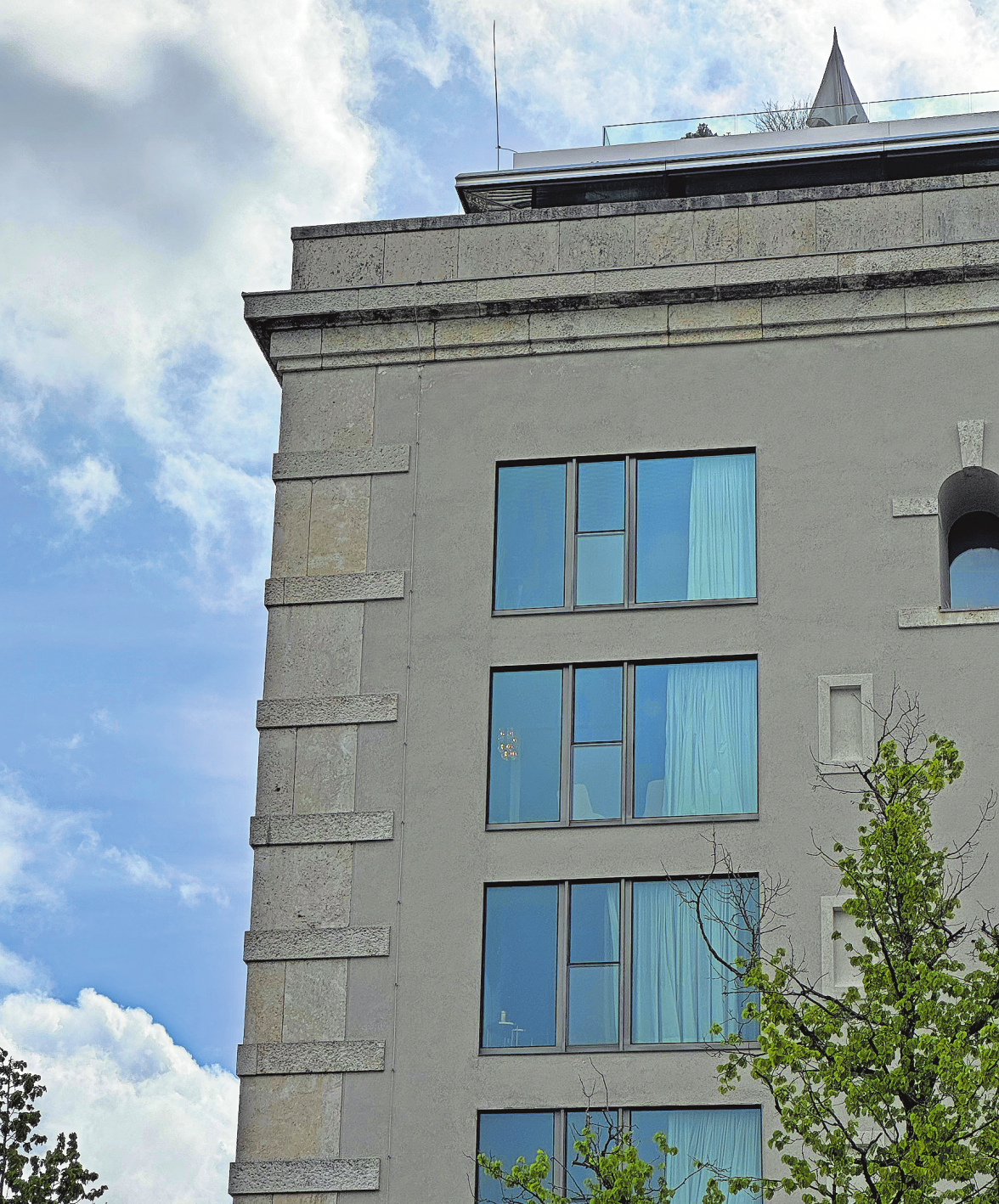 LICHT IN BUNKER ZU BRINGEN, ERFORDERT BEI METERDICKEN WÄNDEN SCHWERSTARBEIT UND DIAMANTSÄGEN. DIE FENSTER BEIM BUNKER IN DER UNGERERSTRASSE WURDEN AUSSEN ANGESETZT, UM DEN PLATZ INNEN ZU NUTZEN. FOTO: W. SEIPP