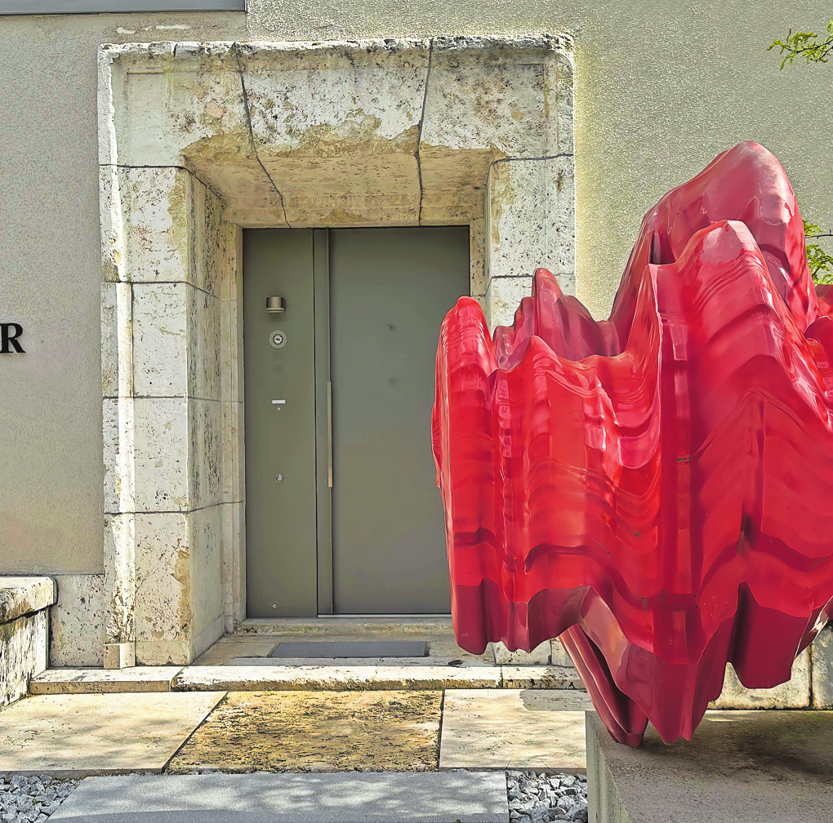 BEIM EINGANG ZUM BUNKER IN DER UNGERERSTRASSE WERDEN DIE MASSIVEN, ZWEI METER DICKEN AUSSENWÄNDE DEUTLICH. FOTO: W. SEIPP