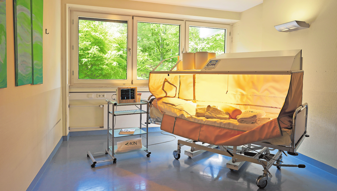 Die moderate Ganzkörperhyperthermie erfolgt in einer Art Kabine durch Bestrahlung mit wassergefiltertem Infrarot-A-Licht. Alternativ können Behandlungen mit Überwärmungsbädern nach Schlenz durchgeführt werden. Fotos: Krankenhaus für Naturheilweisen München