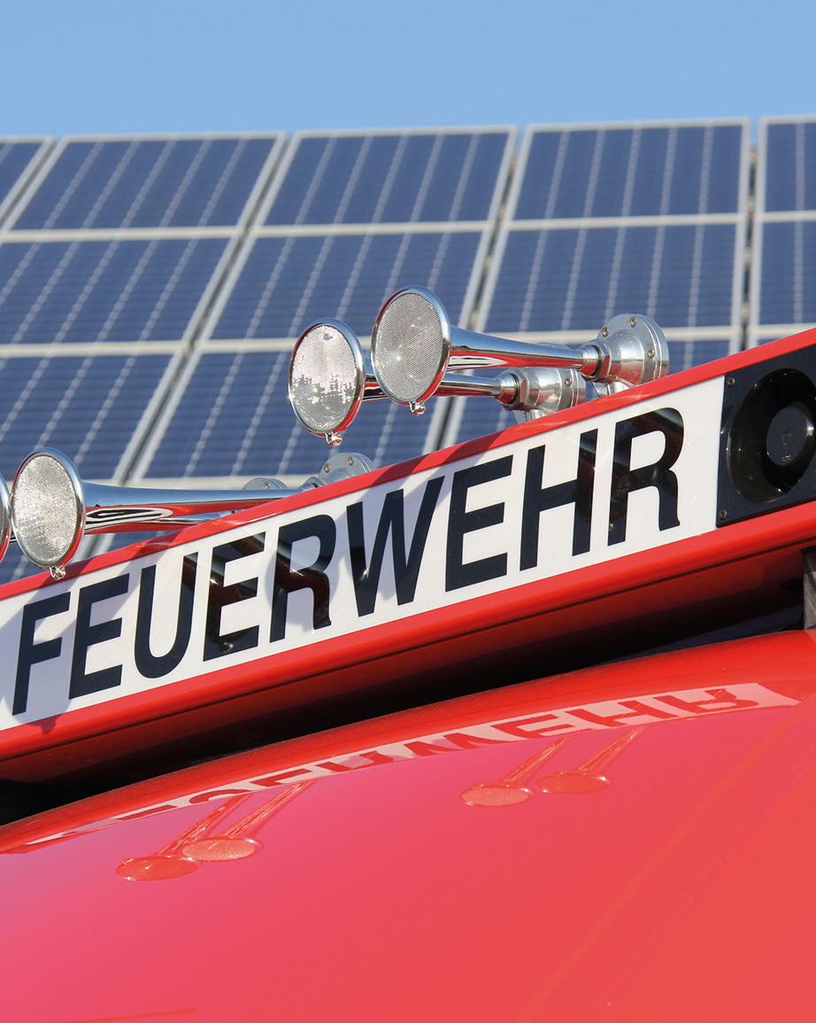 DURCH EINE „DC-FREISCHALTUNG“ UND DAS BEREITHALTEN DER BAUPLÄNE KANN MAN DIE ARBEIT DER FEUERWEHR IM FALL EINES PV-BRANDES ERLEICHTERN. FOTO: ADOBE STOCK
