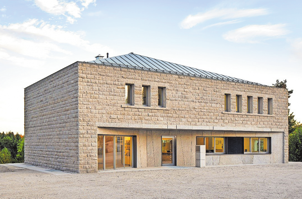DAS 2016 ERBAUTE BÜRO- UND AUSSTELLUNGSGEBÄUDE DES FLOSSENBÜRGER GRANITWERKS HELGERT ZEIGT DIE MÖGLICHKEITEN DER GESTALTUNG MODERNER GEBÄUDE MIT GRANIT. FOTO: GRANITWERK HELGERT