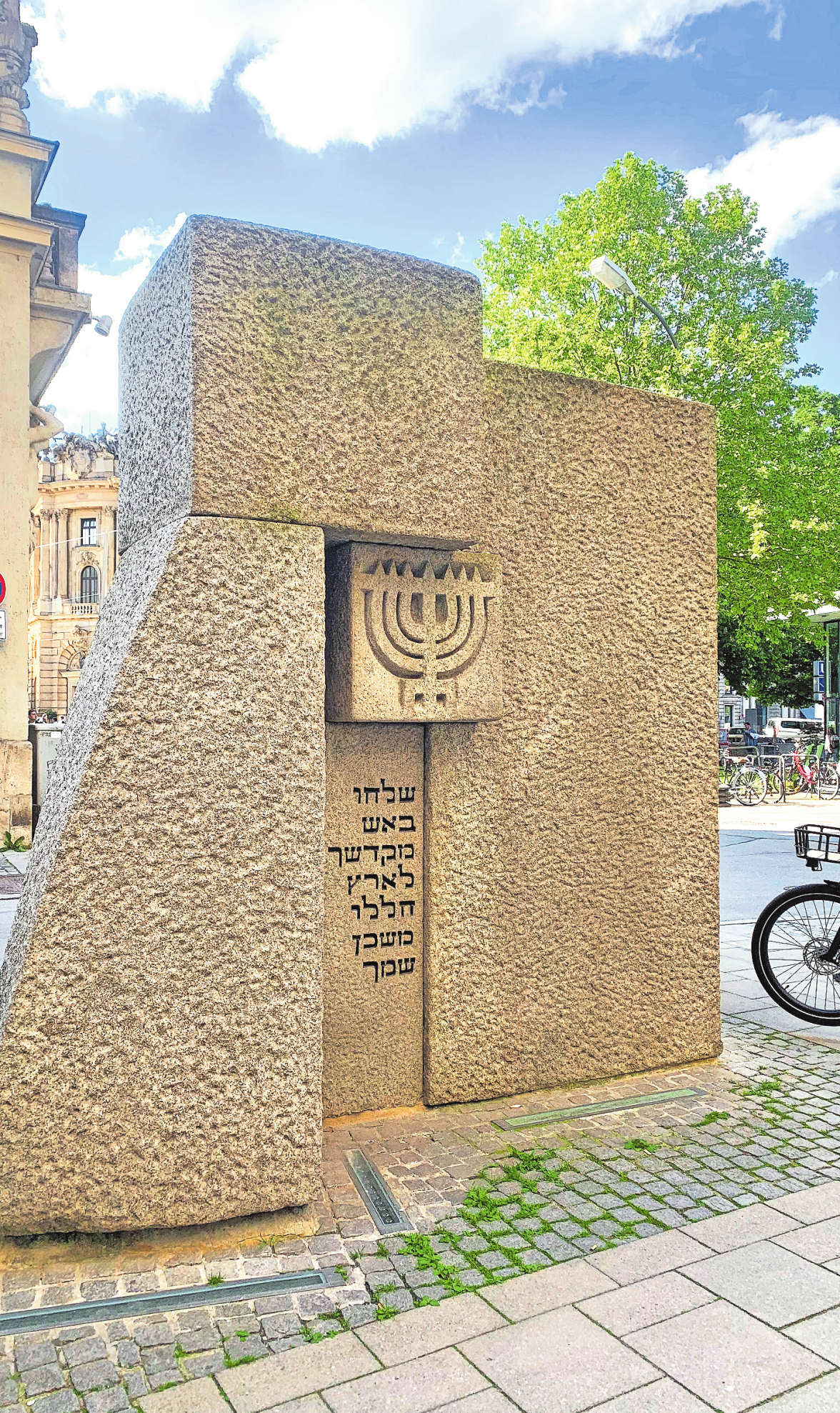 MAHNMAL AUS FLOSSENBÜRGER GRANIT: DER GEDENKSTEIN AM STANDORT DER 1938 ZERSTÖRTEN MÜNCHNER HAUPTSYNAGOGE IN DER HERZOGMAX-STRASSE STAMMT VON BILDHAUER HERBERT PETERS. FOTO: FRANZISKA HORN