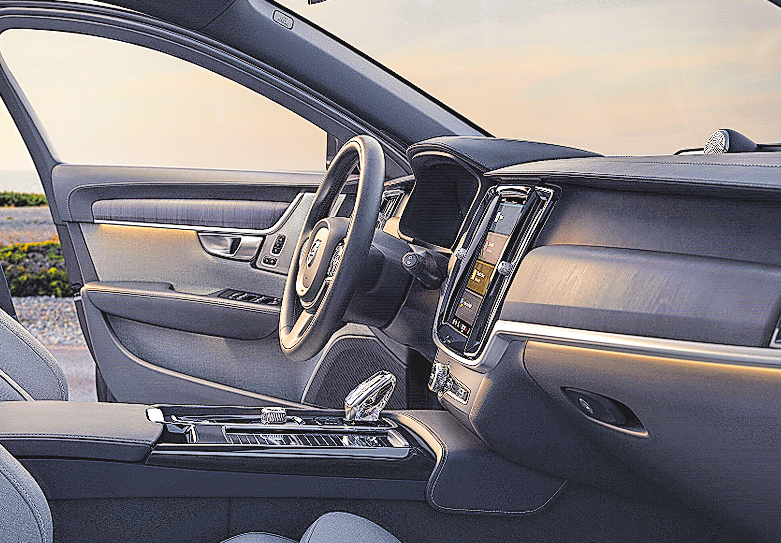 Klare Linien, gedeckte Farben: Das Cockpit des Volvo V90 strahlt Gelassenheit und Ruhe aus. Fotos: Volvo