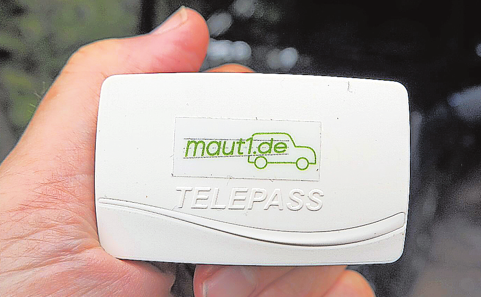 Schrankenöffner für die Urlaubsreise: Der Telepass wird an die Windschutzscheibe geklebt. Foto: Rudolf Huber