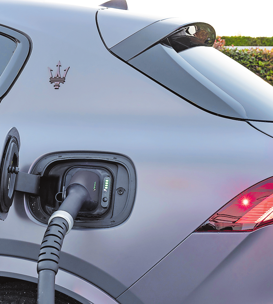 Beim Laden hat der Maserati Grecale leichte Schwächen im Vergleich zu Porsche Macan und Audi Q6 e-tron. Sie sind deutlich schneller.