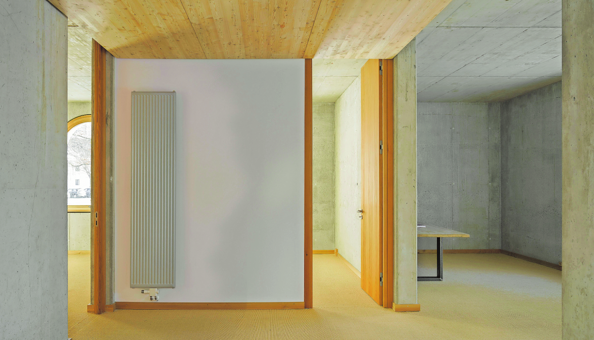 DIE DREI MIT UNTERSCHIEDLICHEN MATERIALIEN AUSGESTATTETEN BAUTEN STEHEN IN BAD AIBLING UND SOLLEN HINWEISE AUF DIE NUTZUNG VON MASSIVHOLZ, DÄMMZIEGEL UND LEICHTBETON AUFZEIGEN. FOTO: SEBASTIAN SCHELS FÜR FLORIAN NAGLER ARCHITEKTEN