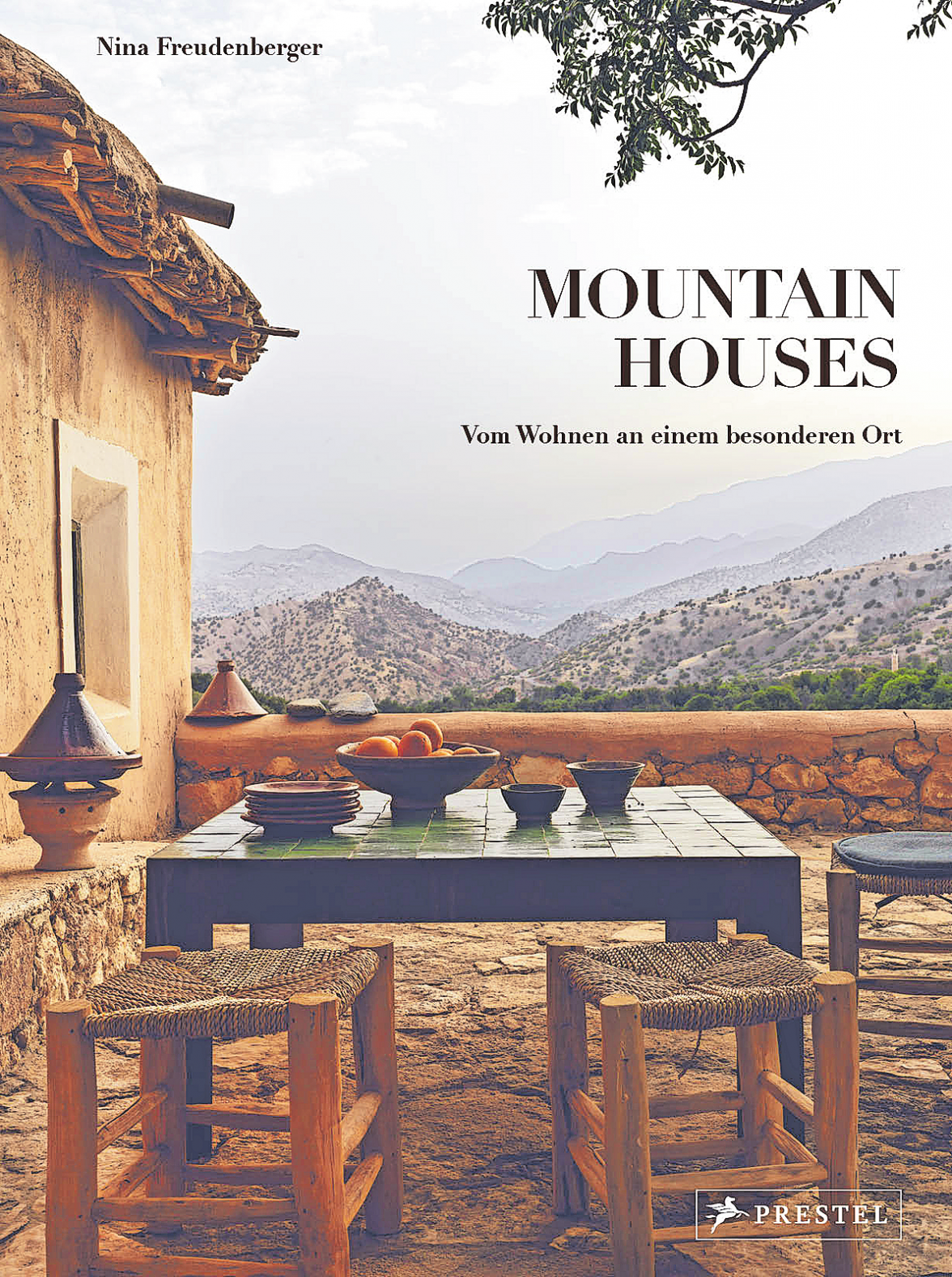 „MOUNTAIN HOUSES“ IST EINE GEDRUCKTE LIEBESERKLÄRUNG AN DAS BESONDERE WOHNEN IN DEN BERGEN. COVER: PRESTEL