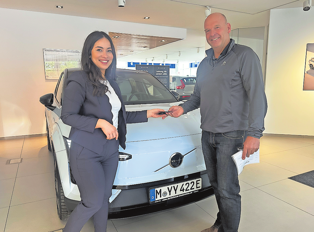 Schlüsselübergabe im Autohaus München: Verkaufsleiterin Meryem Tekin erklärt dem Gewinner der Gewinnspielaktion die Besonderheiten des Volvo EX30. Foto: scanautomobile