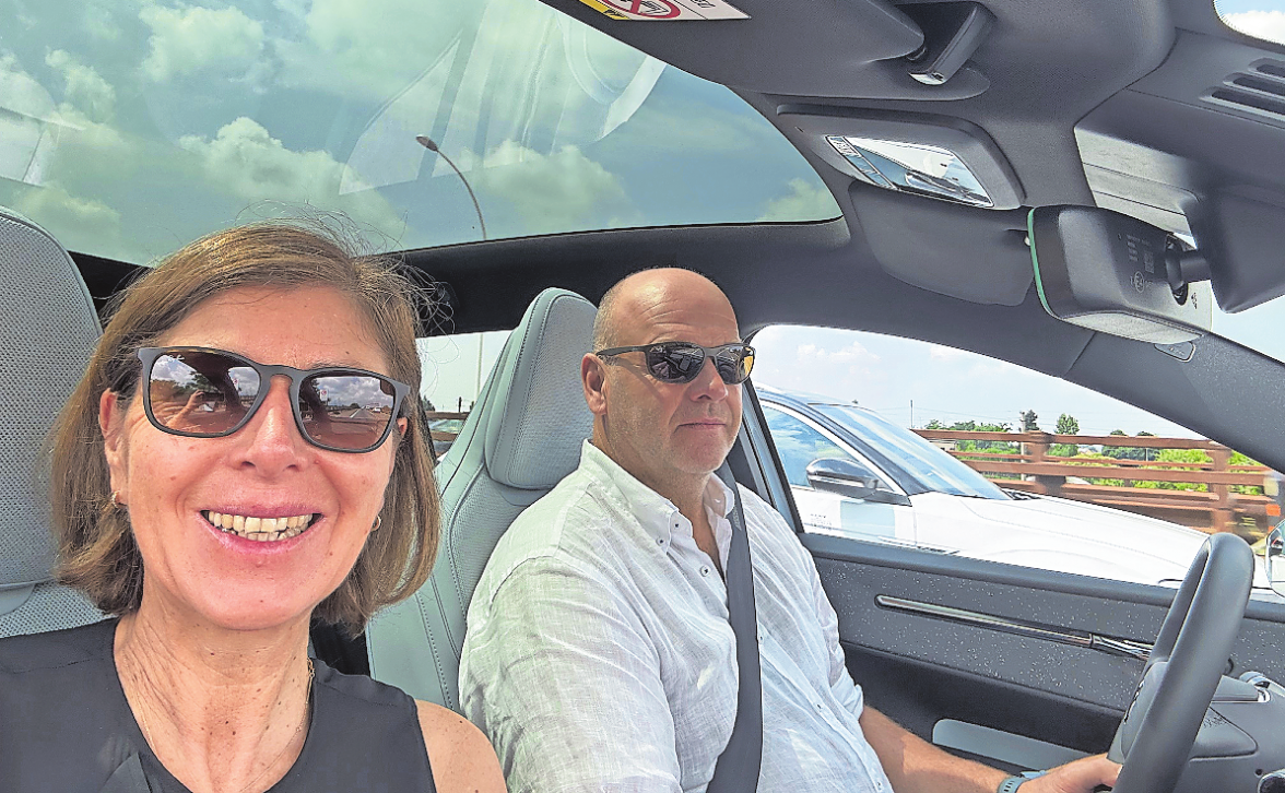 Hatten sichtlich Spaß im Volvo EX30, der mit einem großen Panorama-Dach ausgestattet war: Barbara und Oliver Körtge. Fotos: Körtge