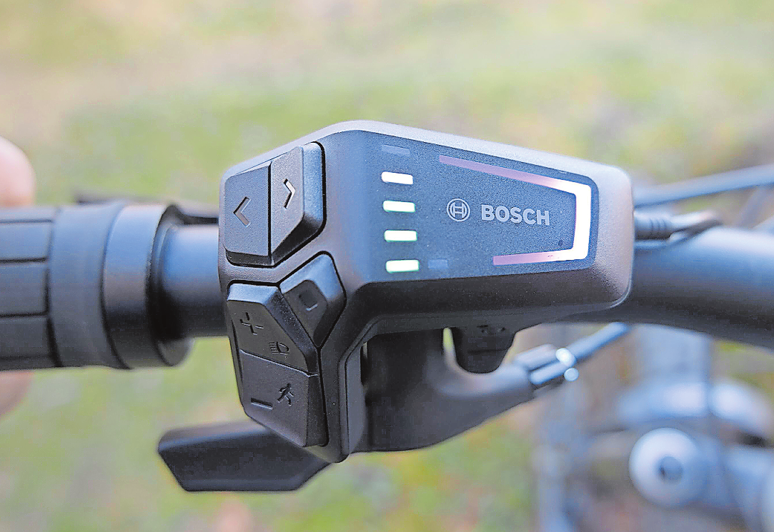 Vernetzt und mit vielfältigen Funktionen: das Kiox-Display neben dem linken Lenkergriff.