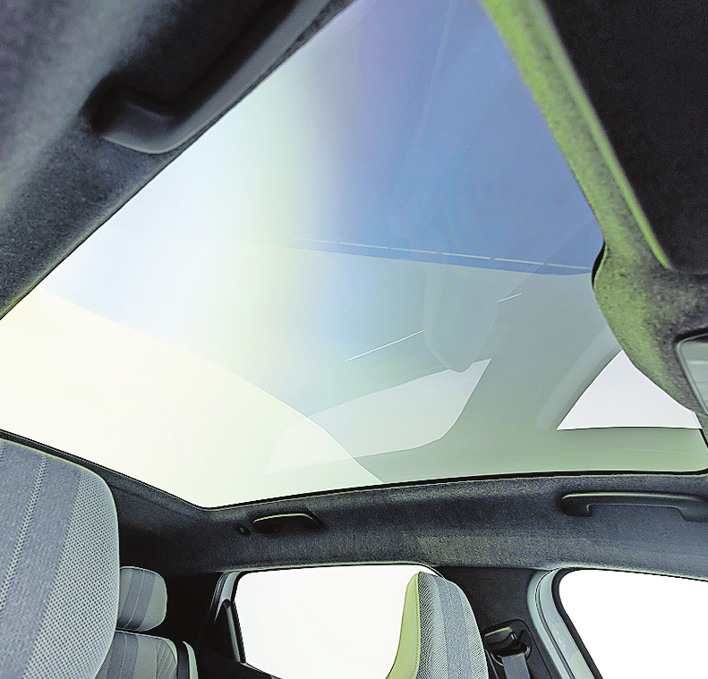 Mehr Himmel geht nur im Cabrio: Das Panoramadach zieht sich über das ganze Dach. Fotos: Renault