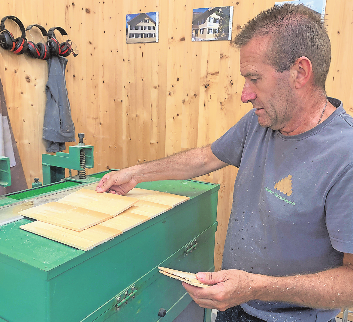 MILLIMETERGENAUE MASSARBEIT MIT EINEM NATÜRLICHEN WERKSTOFF: NACH DEM SPALTEN ÜBERPRÜFT MEISTER JOSEF FELDER DIE ABMESSUNGEN DER ROHLINGE.