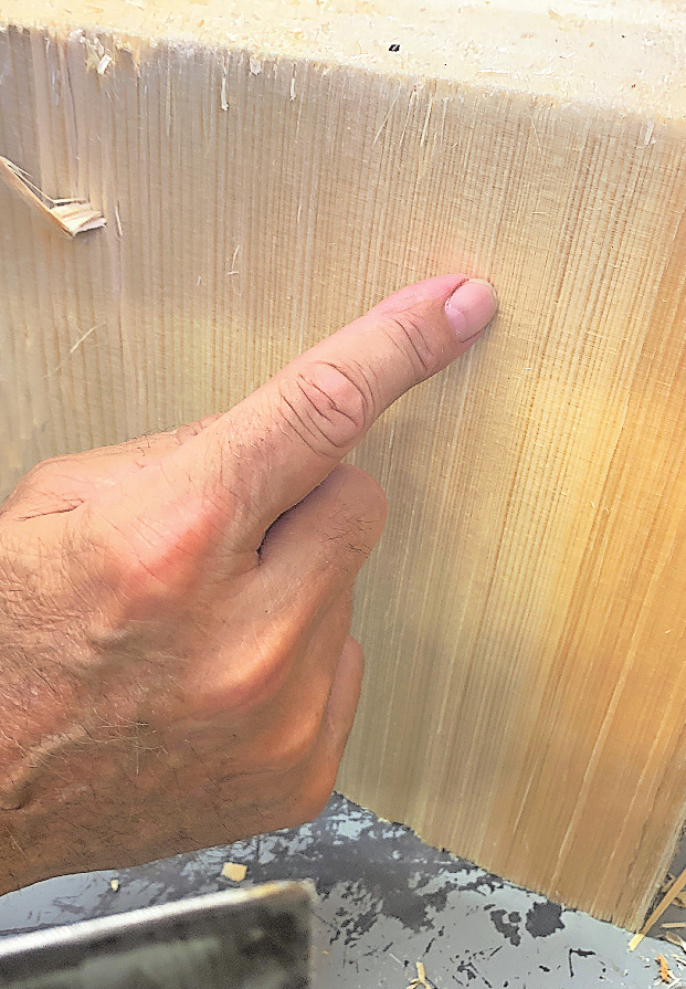 „BAUMFLÜSTERER“ JOSEF FELDER KANN DAS MATERIAL HOLZ LESEN WIE NUR NOCH WENIGE - HIER MIT EINEM RAD, DAS VON EINER 250-JÄHRIGEN FICHTE STAMMT.