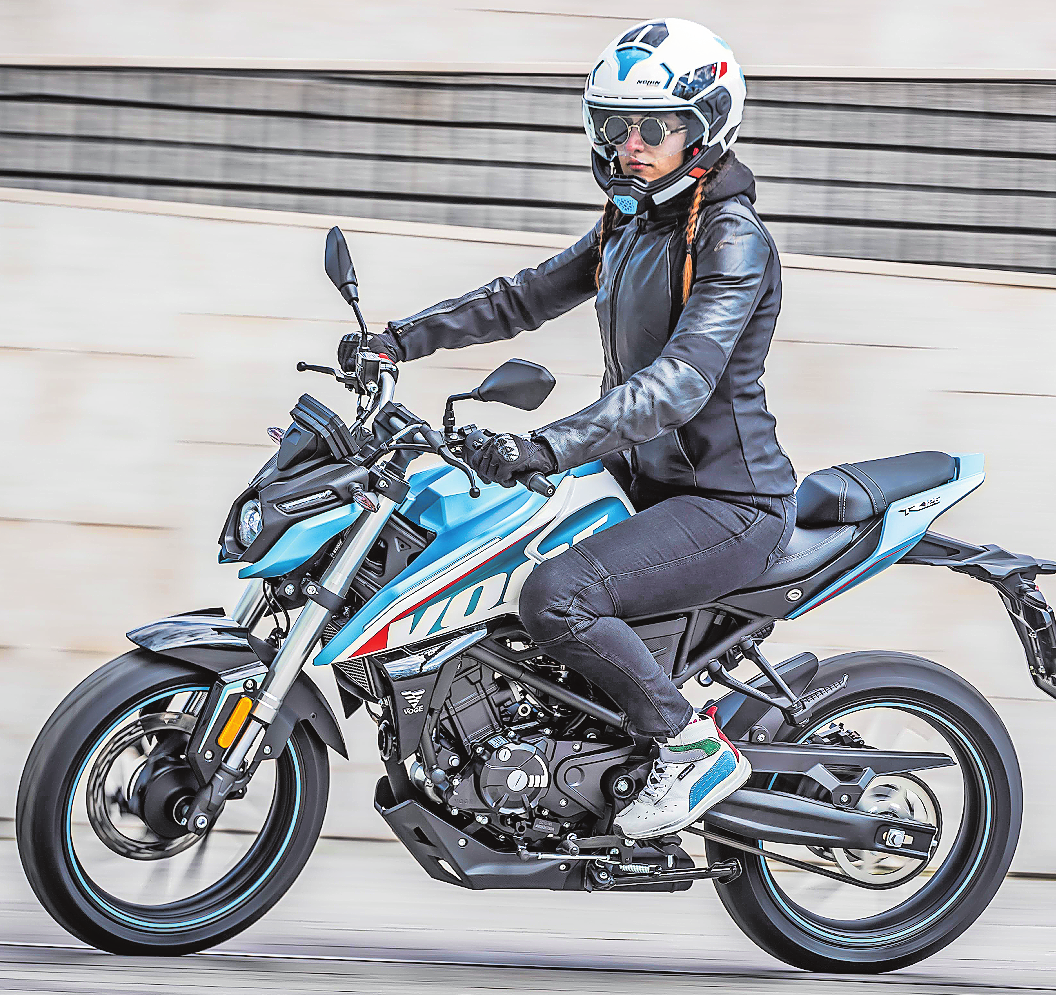Perfekt auch für Einsteigerinnen: Die Voge R125 ABS wiegt nur 136 Kilo. Foto: Voge