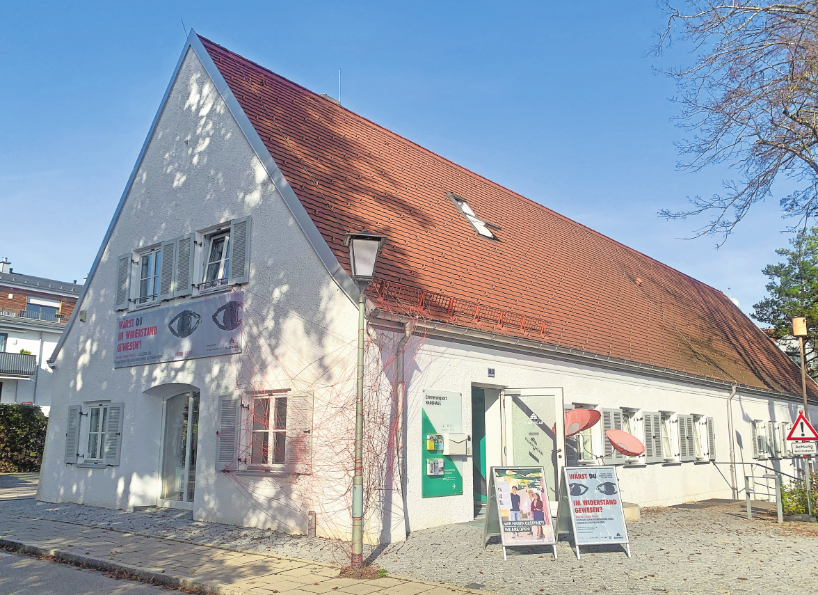 HOCHKONZENTRIERTE ZEITGESCHICHTE: DAS BADEHAUS DES LAGERS FÖHRENWALD SOLLTE 2012 ABGERISSEN WERDEN. 2018 WURDE ES NACH MEHRJÄHRIGEM UMBAU ALS ERINNERUNGSORT ERÖFFNET.