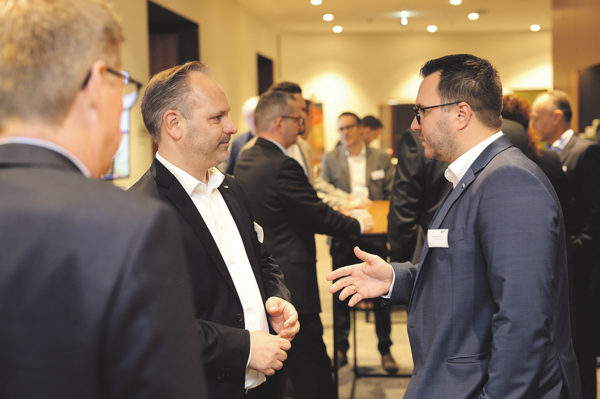 Am Rande der Veranstaltung nutzten die Gäste die Gelegenheit zum Netzwerken. Hier im Gespräch BFW Bayern Geschäftsführer Peter Hülsen (links) mit Christoph Zahn von der Schüller Möbelwerk KG (rechts).