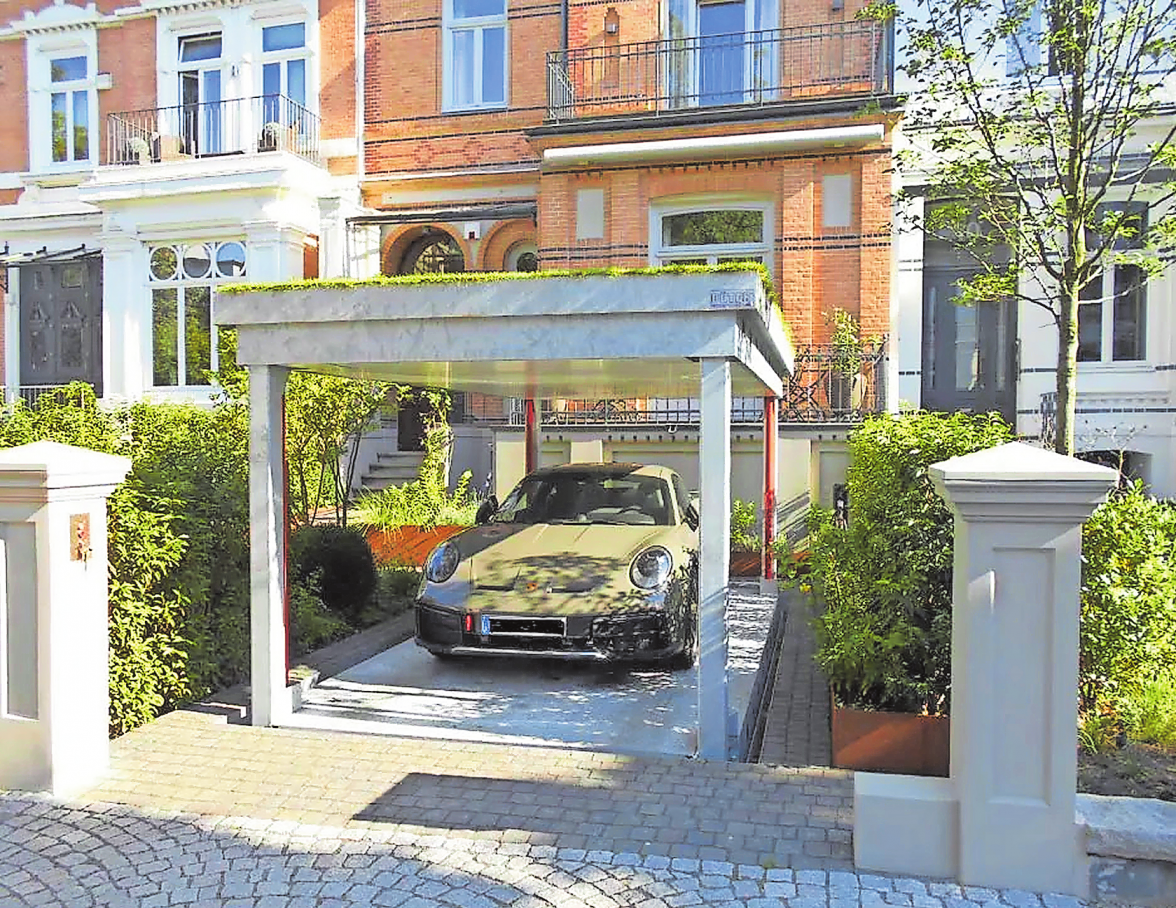 UM DAS GEPARKTE FAHRZEUG ZU BEWEGEN, WIRD DIE HEBEBÜHNE ZÜGIG NACH OBEN GEFAHREN. FOTOS: BUETER HEBETECHNIK