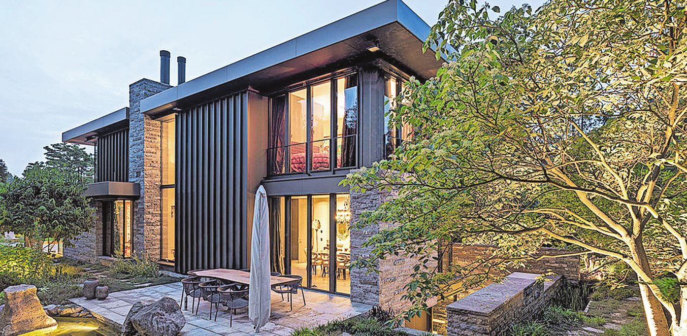 DIE INSZENIERUNG DES HAUSES ELVESGARDEN VON STEPHAN MARIA LANG HAT SCHON ETWAS VON EINEM BÜHNENPROSPEKT. FOTO: SEBASTIAN KOLM