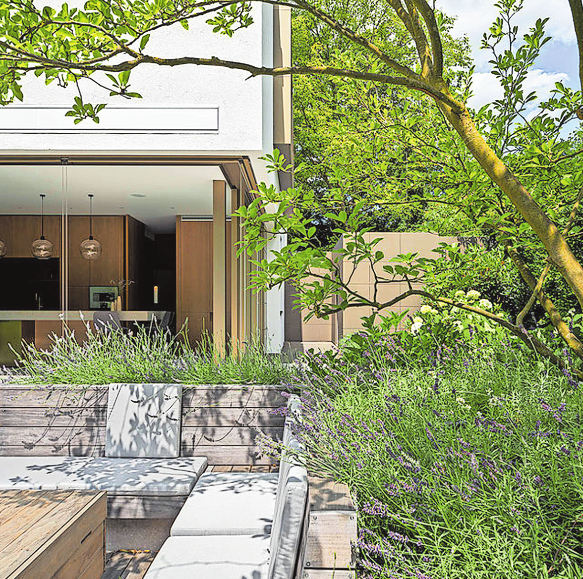 PERSPEKTIVISCHE FLUCHTEN, BLICKLENKENDE ACHSEN, FLIESSENDE VERBINDUNGEN VON INNEN UND AUSSEN, BILDHAFTE INSZENIERUNGEN: HAUS UND GARTEN LK27 VON STEPHAN MARIA LANG SIND AUFS ENGSTE MITEINANDER VERBUNDEN UND PROFITIEREN SYNERGETISCH VONEINANDER. FOTOS (3): SEBASTIAN KOLM