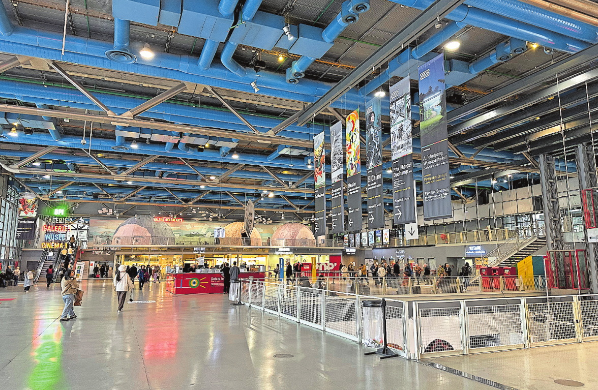 EIN LICHTDURCHFLUTETES ATRIUM BEGRÜSST MITARBEITER UND BESUCHER.